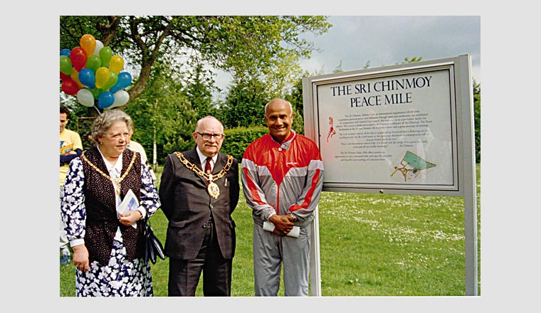 Sri Chinmoy at the Opening of the Peace Mile in 1987